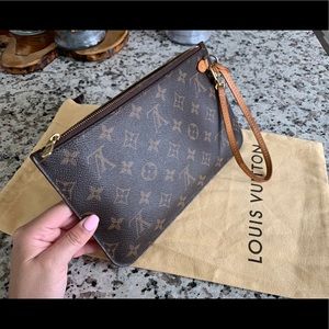 LOUIS VUITTON POUCH✨
